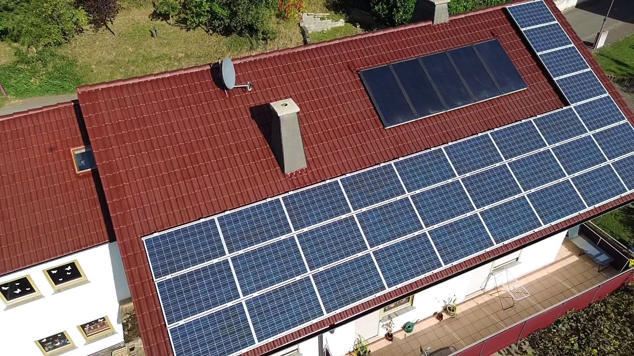 Photovoltaikanlage auf einem Dach mit neuer Dachbeschichtung
